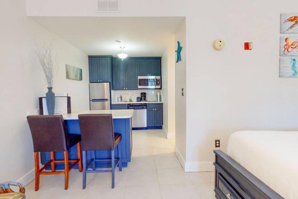 Sea Breeze, Studio 510, Beach Steps Away!+Pool+Wifi Ruskin Luaran gambar